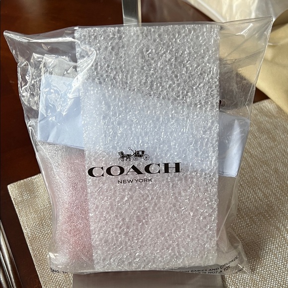 Coach NWT Pink and White Kisslock coin purse - Picture 3 of 11